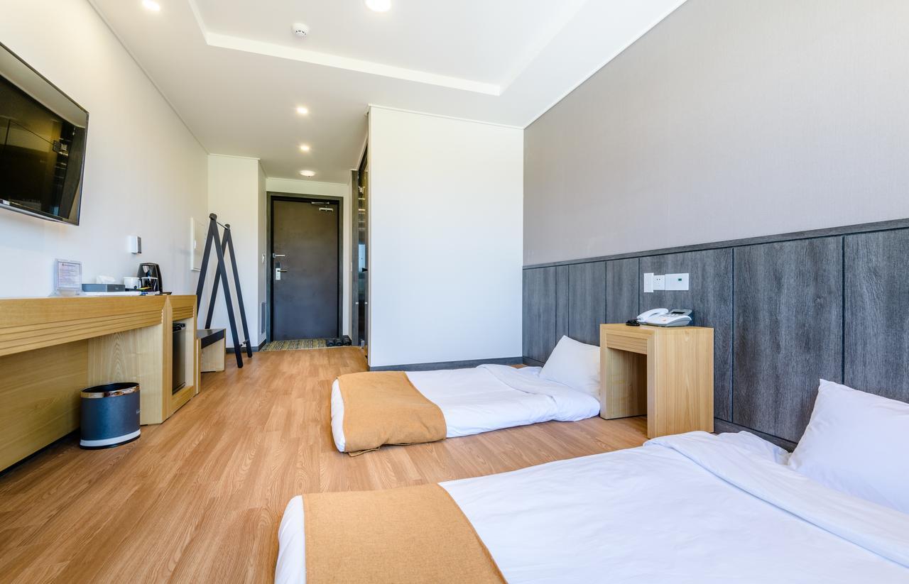 Thira Hotel مدينة سيوجويبو المظهر الخارجي الصورة